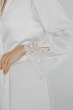 Bata de mujer Ivette Bridal corta satinada en blanco