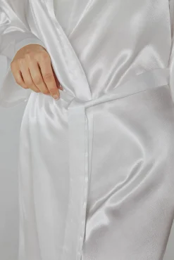 Bata de mujer Ivette Bridal corta de satén en blanco
