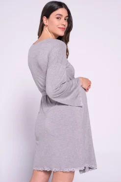 Bata premamá con encaje en el bajo
