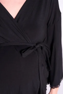 Bata premamá con encaje en el bajo