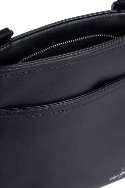 Bolso bandolera de Calvin Klein.