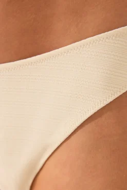 Braga bikini brasileña tejido blanco plisado