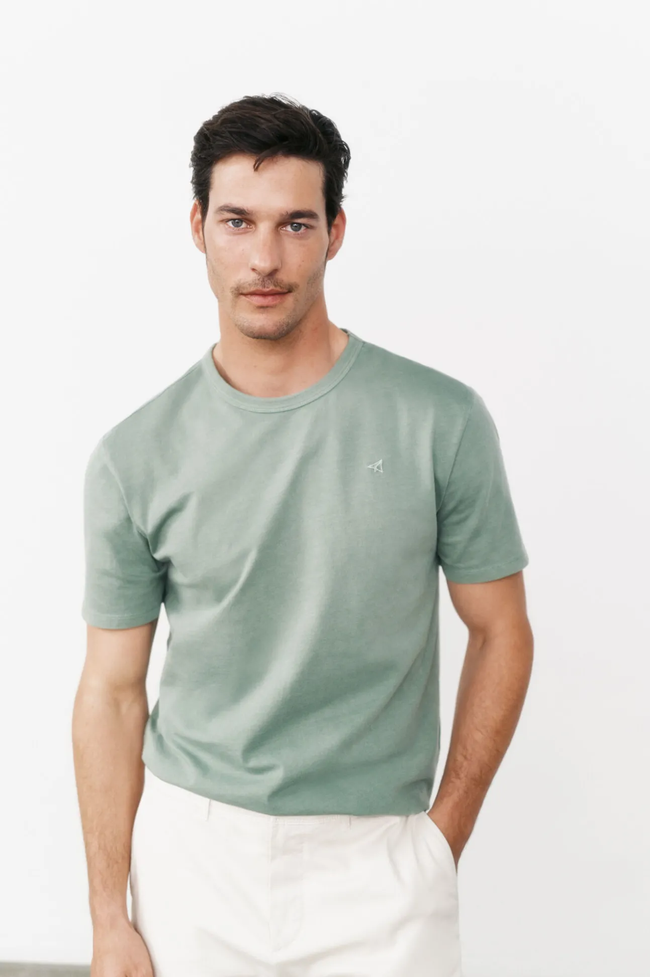 Camiseta básica con bordado avión OOTO