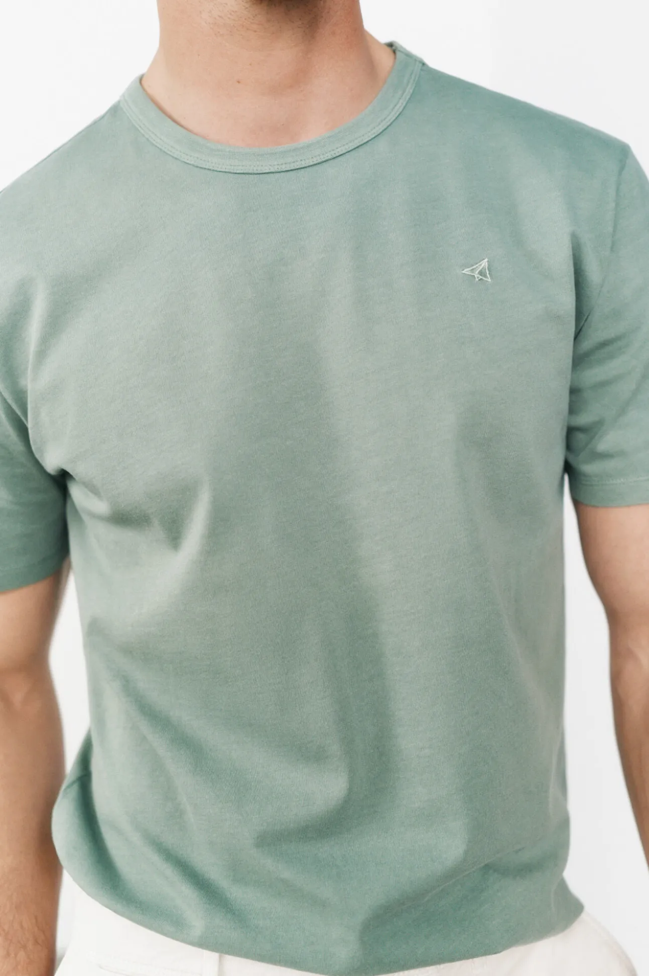 Camiseta básica con bordado avión OOTO
