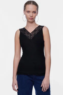 Camiseta básica .Detalle lencero en el escote y tirantes.