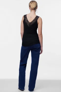 Camiseta básica .Detalle lencero en el escote y tirantes.