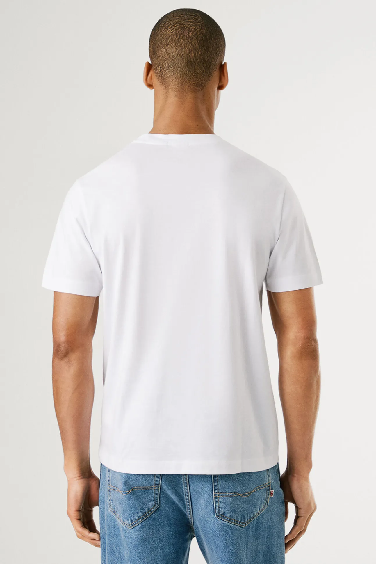 Camiseta de manga corta con logo y estampado frontal.