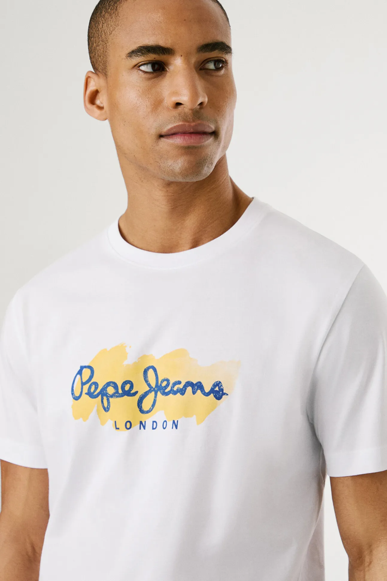 Camiseta de manga corta con logo y estampado frontal.