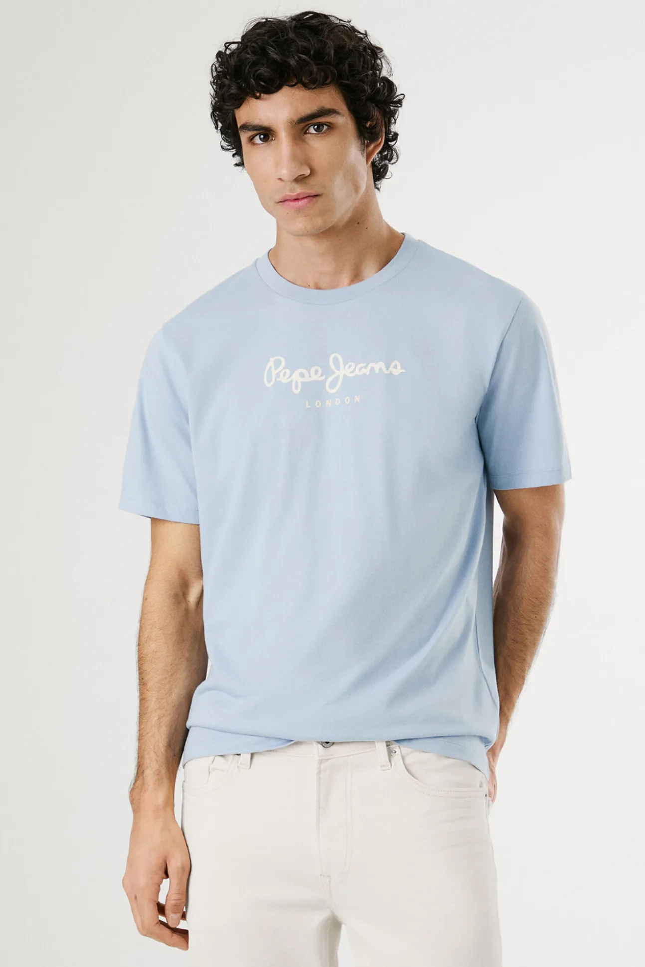 Camiseta de manga corta con logo frontal.
