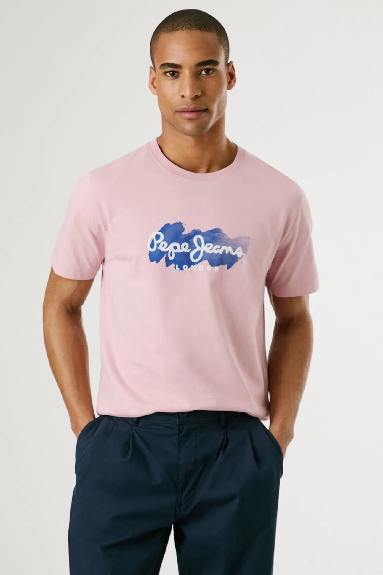 Camiseta de manga corta con logo y estampado frontal.
