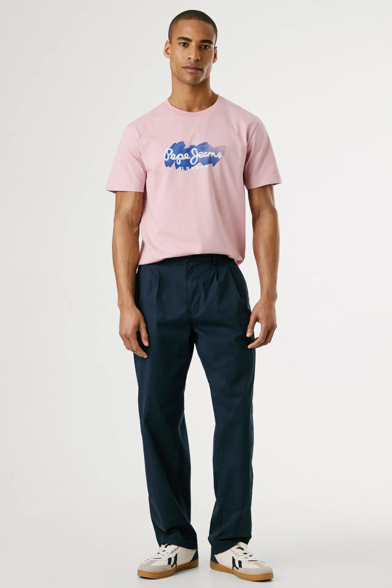 Camiseta de manga corta con logo y estampado frontal.