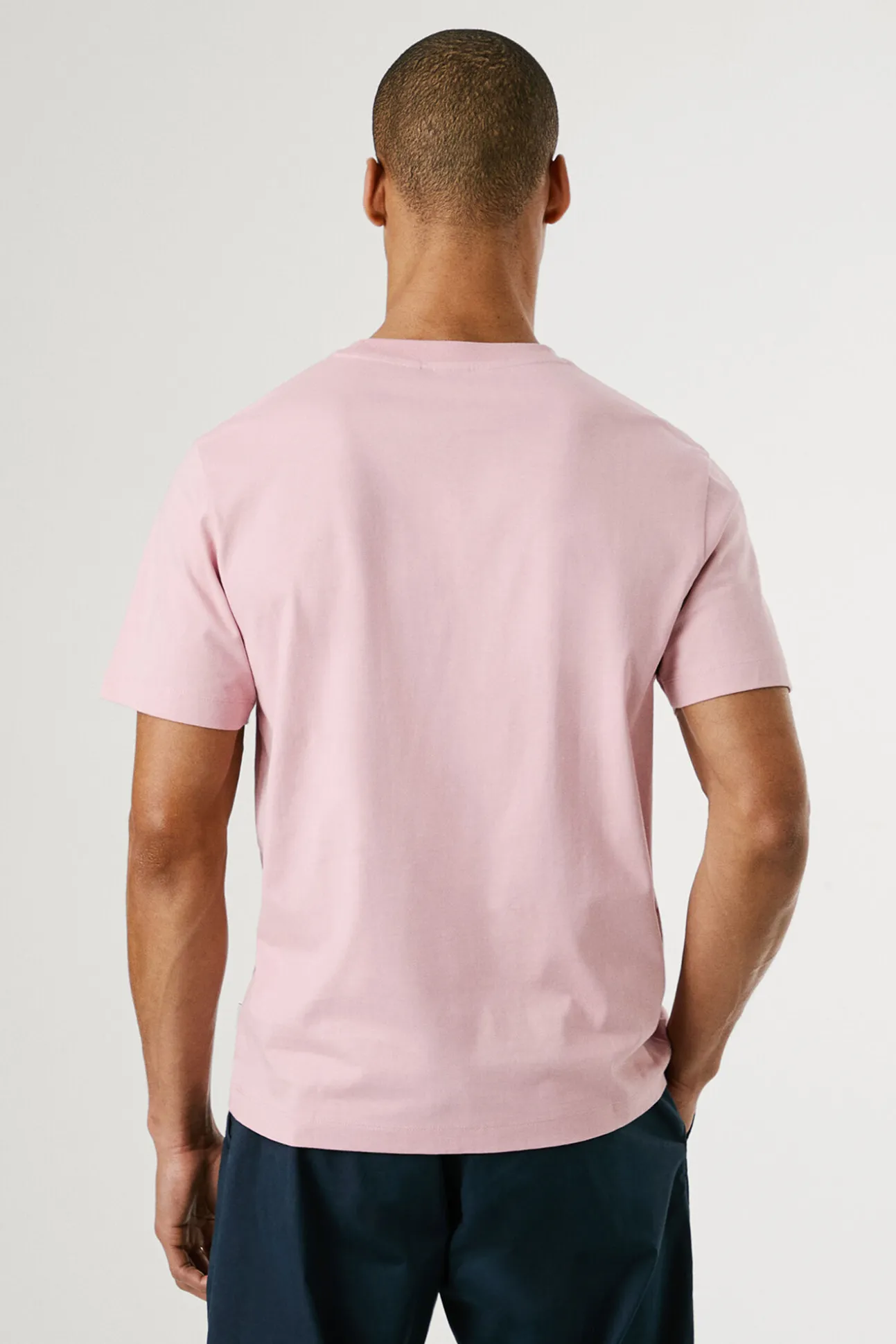Camiseta de manga corta con logo y estampado frontal.