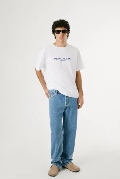 Camiseta de manga corta con logo y fantasia trasera.
