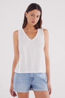 Camiseta escote uve hombros crochet