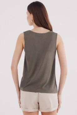 Camiseta escote uve hombros crochet