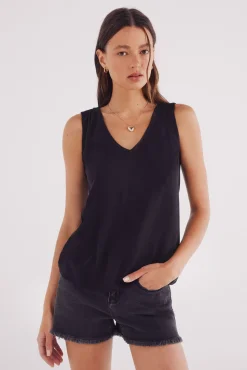 Camiseta escote uve hombros crochet