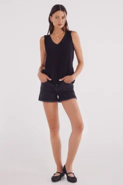 Camiseta escote uve hombros crochet