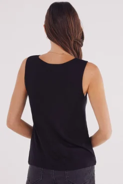 Camiseta escote uve hombros crochet