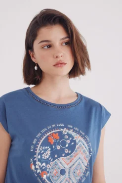 Camiseta gráfica lace cuello