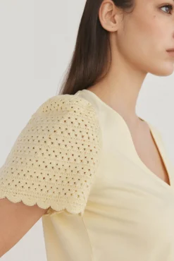 Camiseta lisa manga crochet