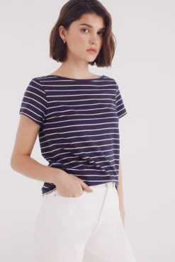 Camiseta semi entallada cuello barco