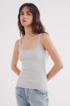 Camiseta tirantes puntilla escote