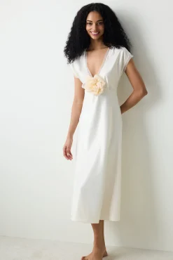 Camisón corto satinado crema