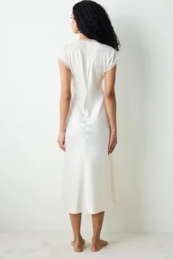 Camisón corto satinado crema