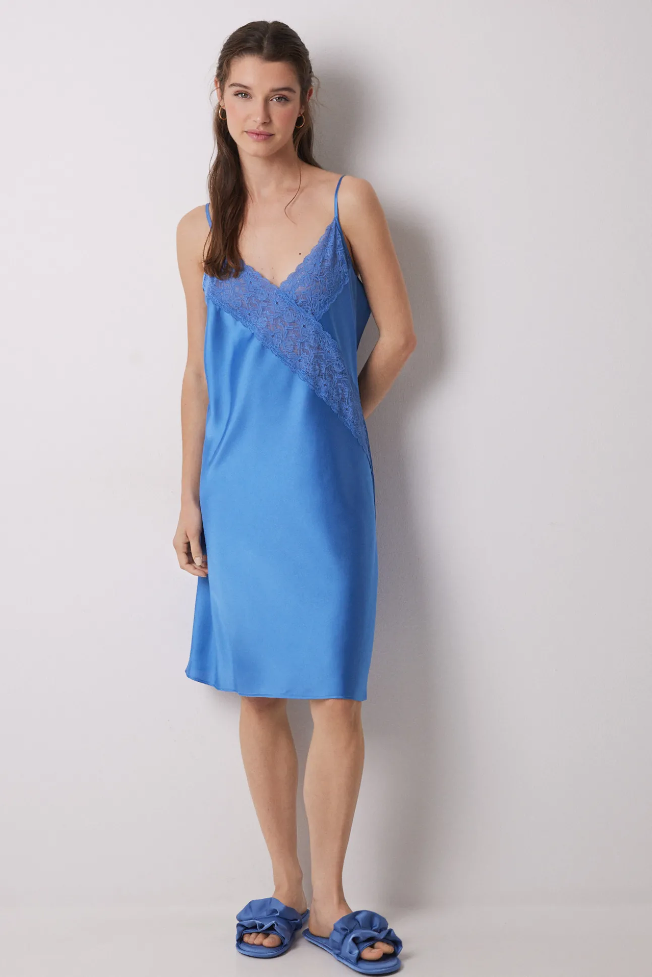 Camisón corto satén y encaje azul