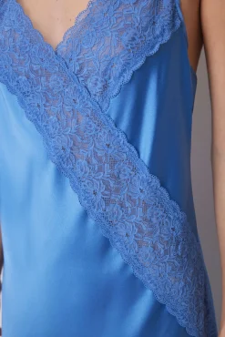 Camisón midi satén y encaje azul