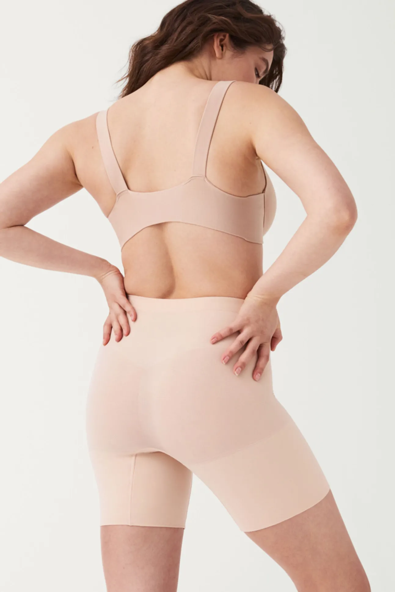 Pantalón corto a media pierna compresion media nude SPANX