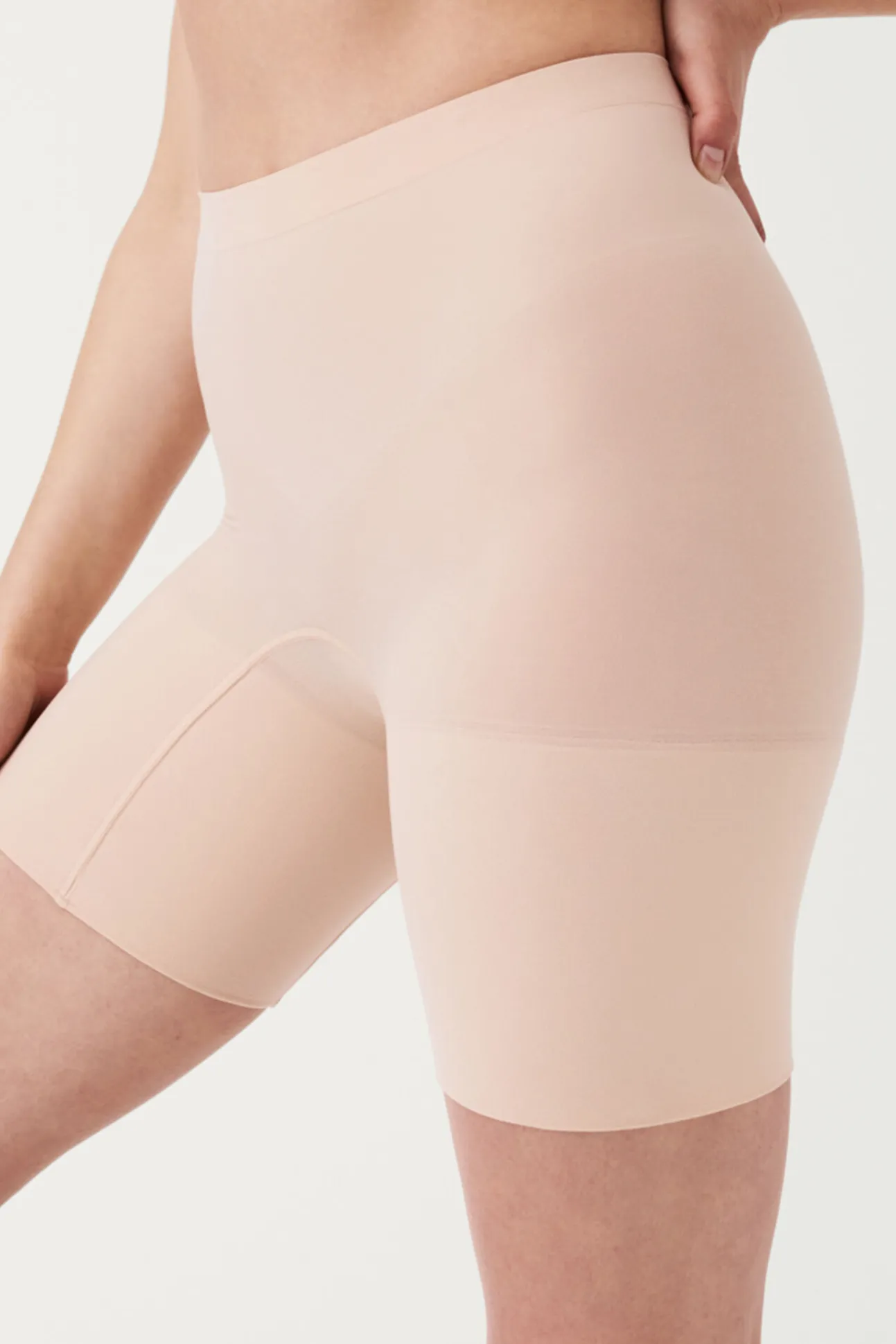 Pantalón corto a media pierna compresion media nude SPANX