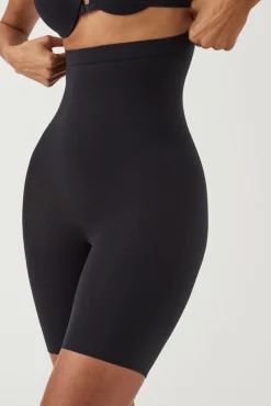 Pantalón corto a media pierna de talle alto nude. SPANX