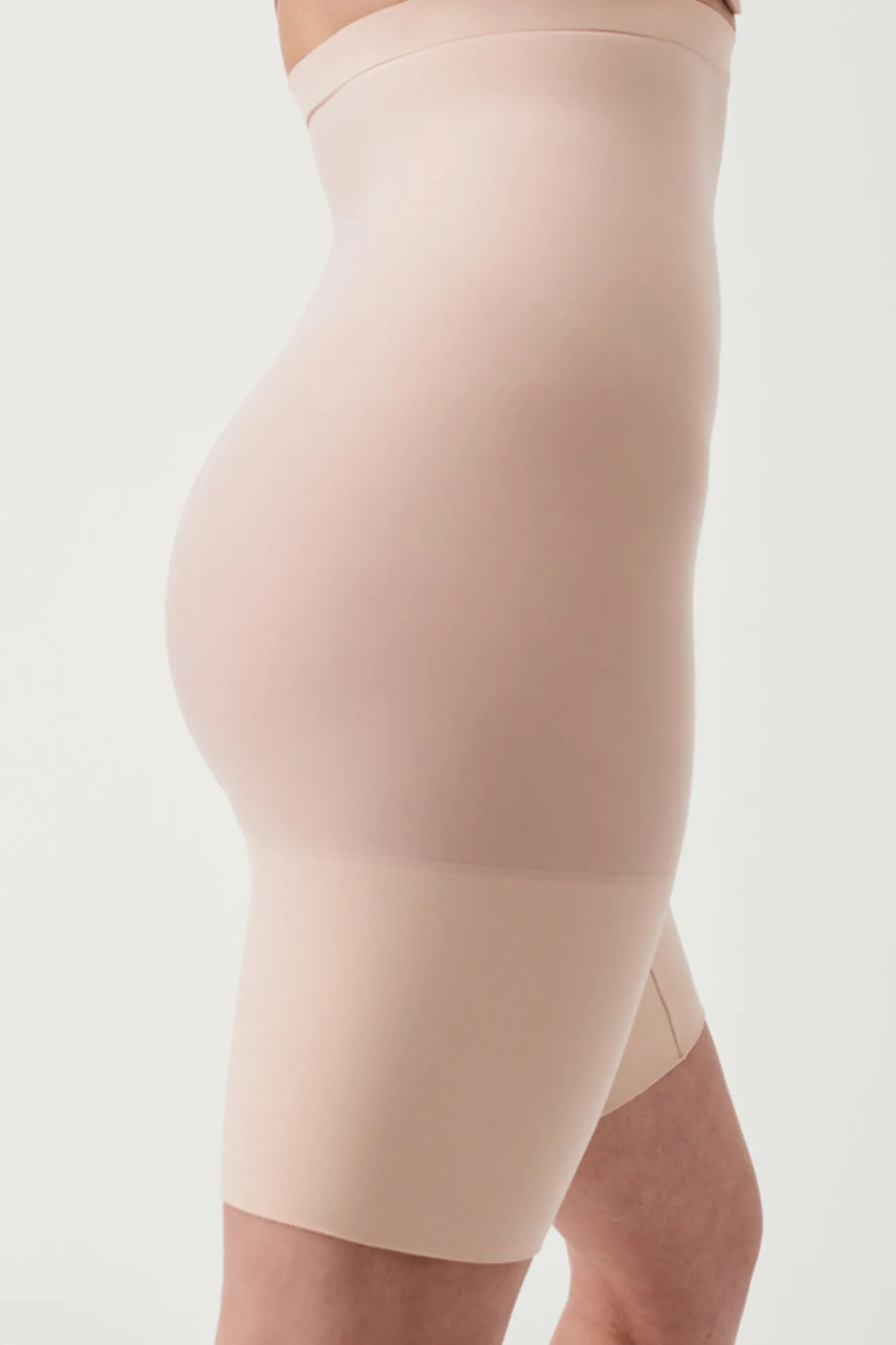Pantalón corto a media pierna de talle alto nude. SPANX