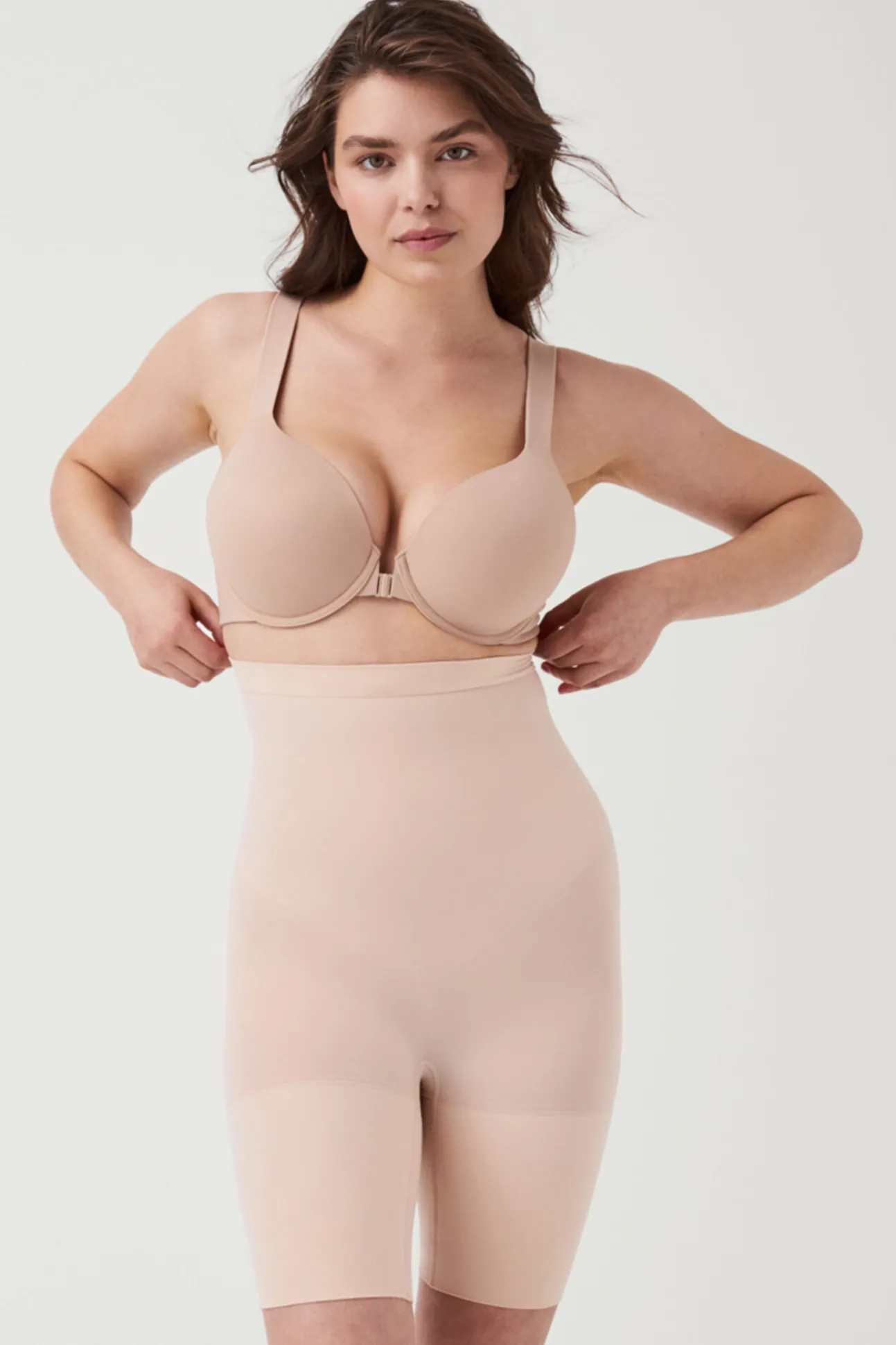 Pantalón corto a media pierna de talle alto nude. SPANX