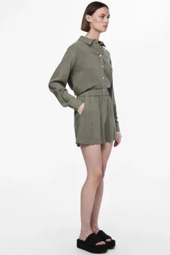 Pantalón corto de lino con cintura elástica