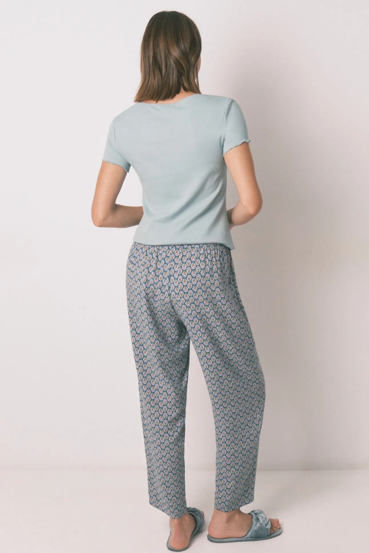 Pantalón largo carrot viscosa print sellos