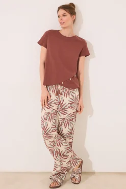 Pantalón largo estampado hojas marrón