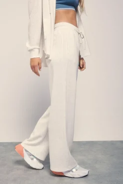 Pantalón recto ancho tacto suave gris