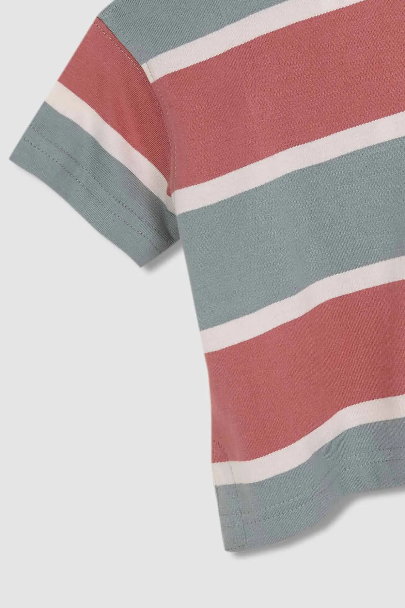 Polo de rayas tricolor verde