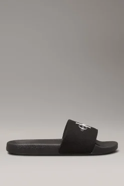Sandalias slides con logo grabado.
