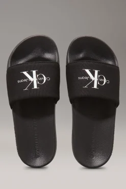 Sandalias slides con logo grabado.