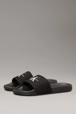 Sandalias slides con logo grabado.