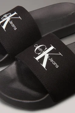 Sandalias slides con logo grabado.