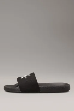 Sandalias slides con logo grabado.