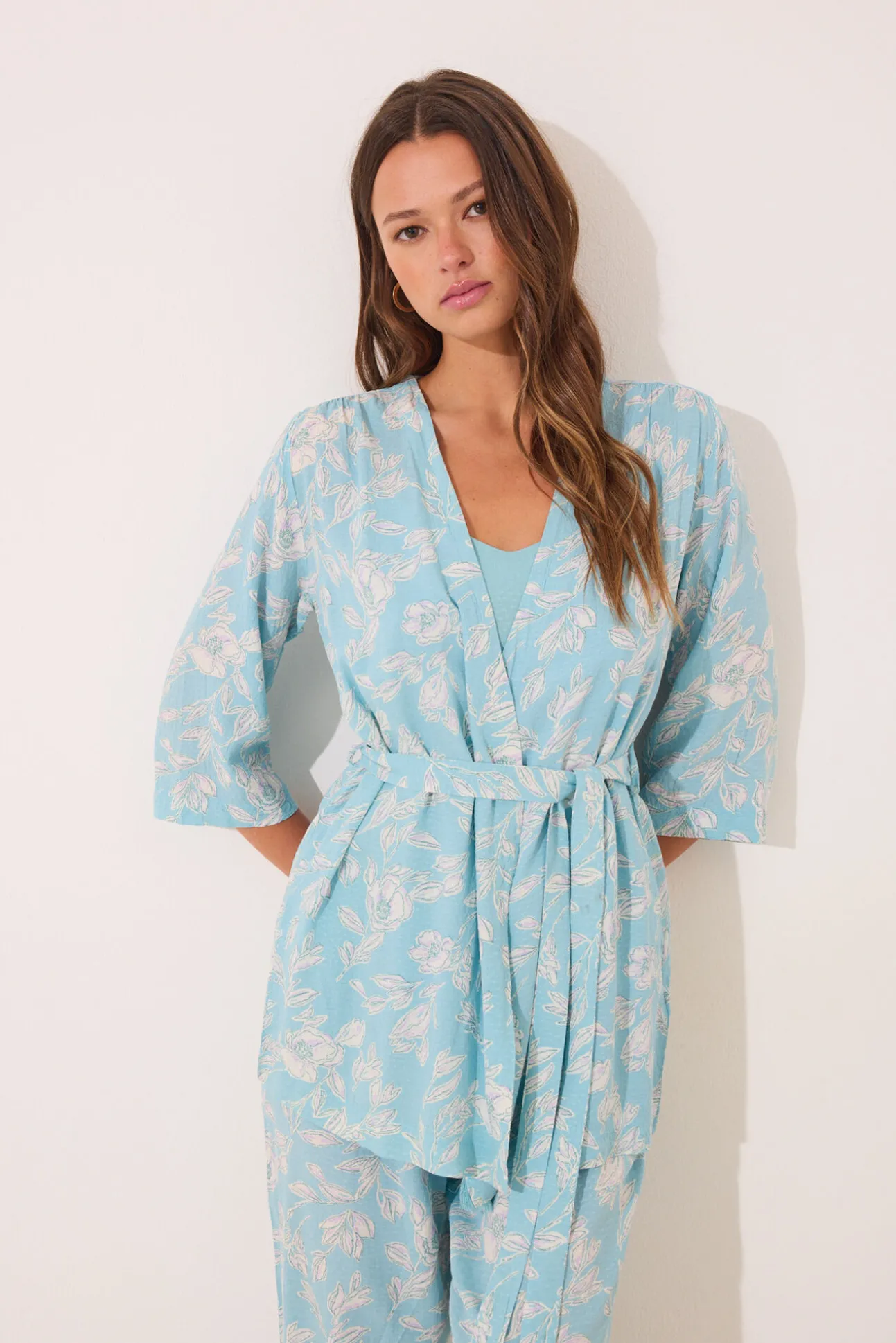 Set de camiseta, pantalón y bata