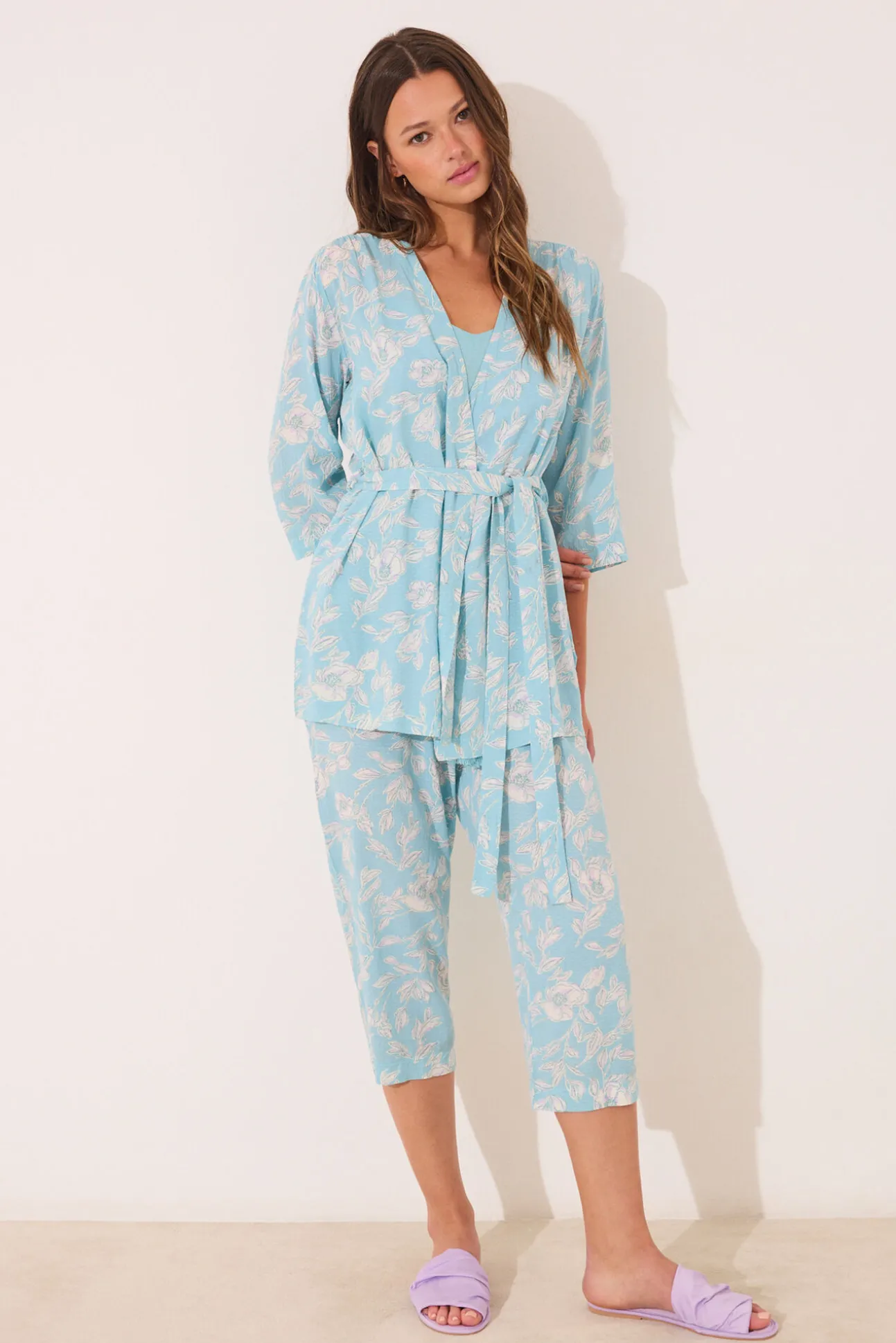 Set de camiseta, pantalón y bata