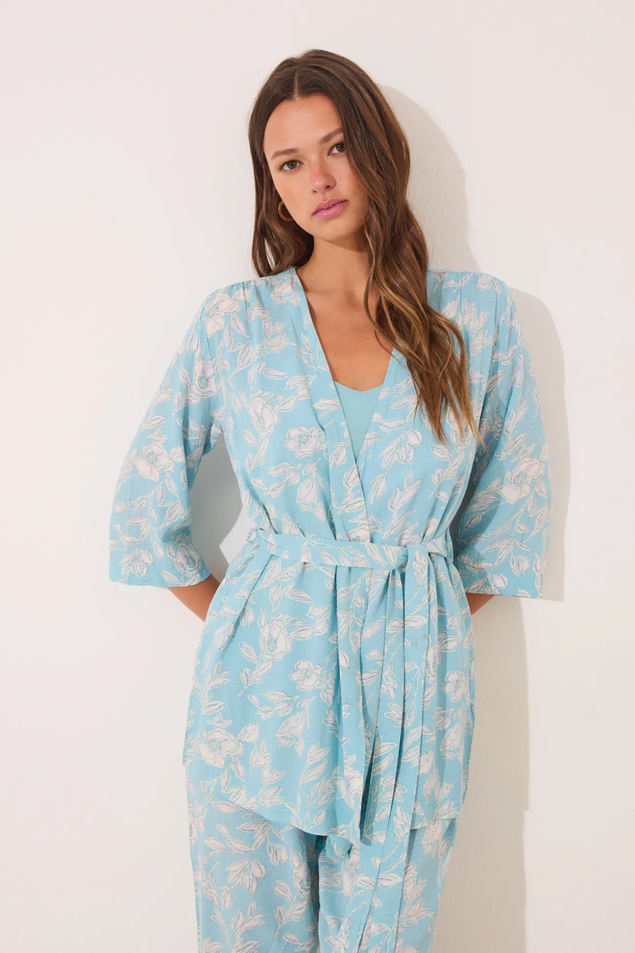 Set de camiseta, pantalón y bata
