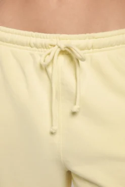 Short felpa amarillo