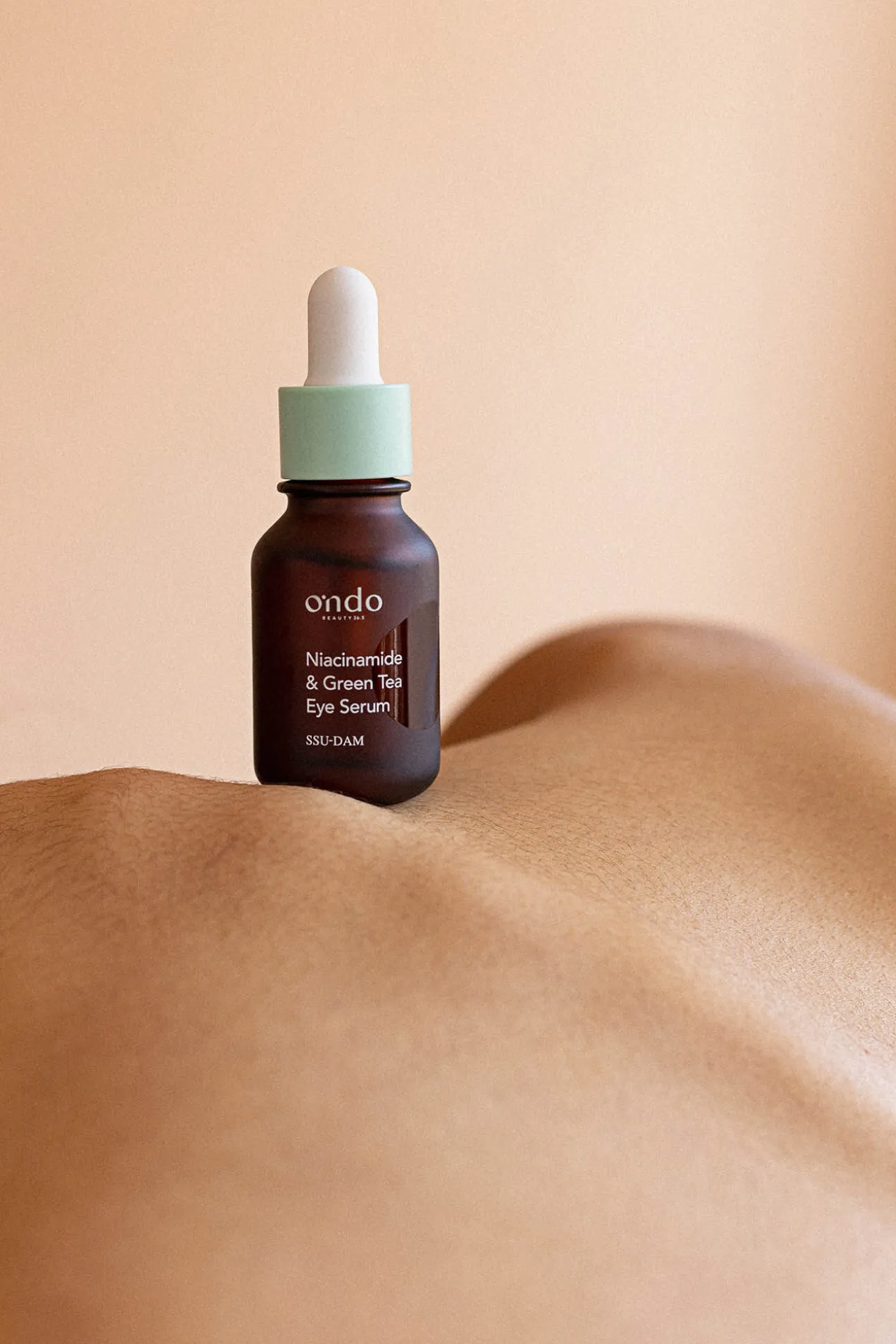 Sérum con niacidamina para el contorno de ojos